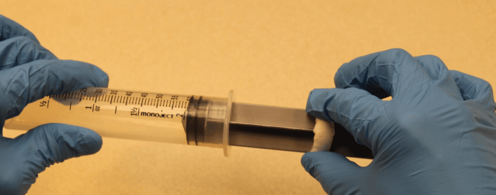Evaluation of syringes used for compounding hazardous drugs and the contamination risks to healthcare personnel