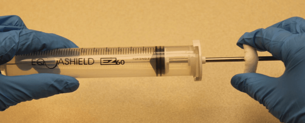 Evaluation of syringes used for compounding hazardous drugs and the contamination risks to healthcare personnel