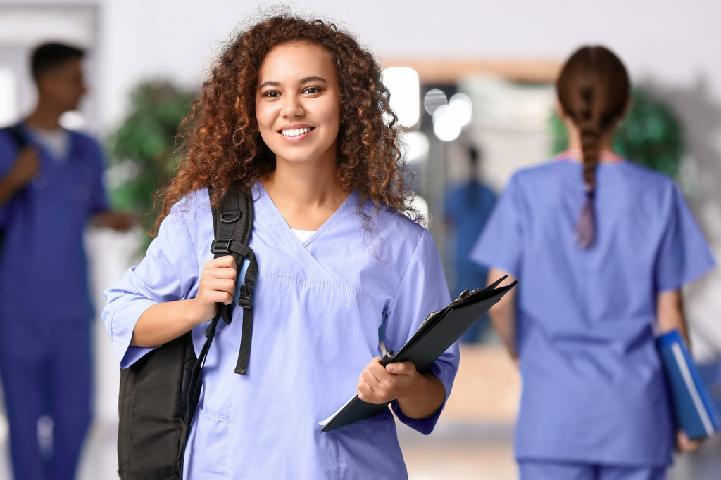 Krankenschwester mit lockigem Haar und Rucksackausbildung