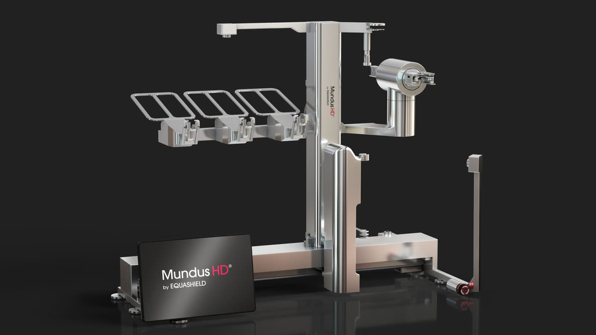 Mundus HD by EQUASHIELD, three-quarter view: gantry, vial trays, compounding head and touchscreen